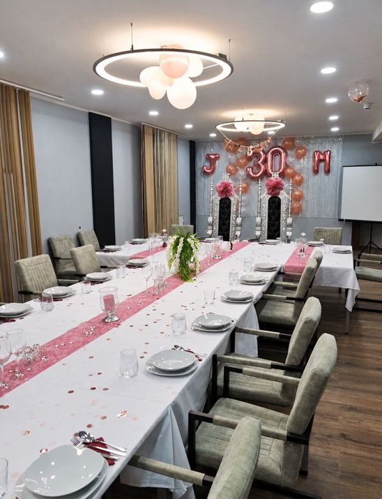 Bar Room festlich eingedeckt für einen 30. Geburtstag mit langer Tafel und Dekoration