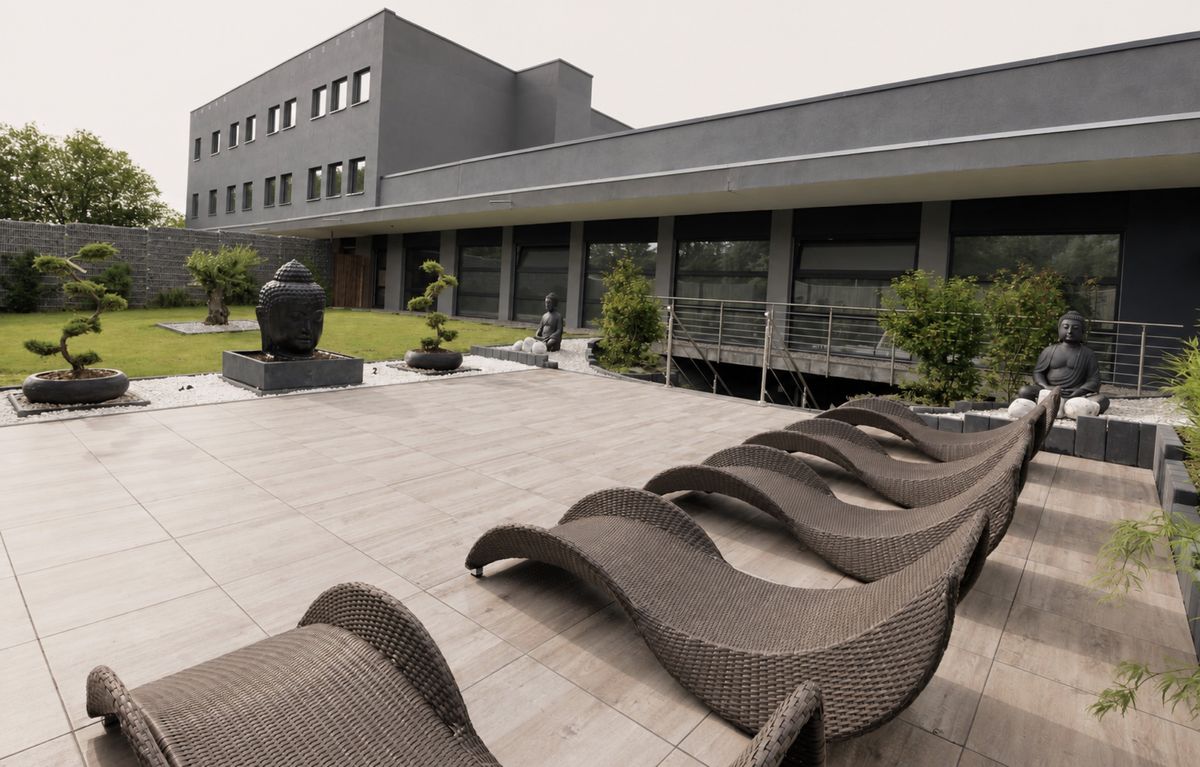 Terrasse mit Liegen vor dem Gebäude