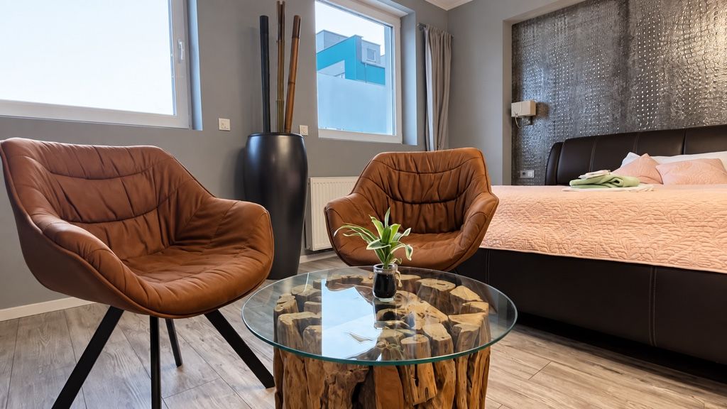 Sitzecke mit zwei Sesseln aus Cognac-Leder und Glastisch